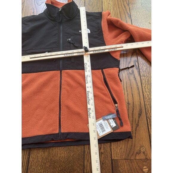 The North Face Men’s Retro Denali Jacket Earthen Copper Size Small NWT - Picture 8 of 8